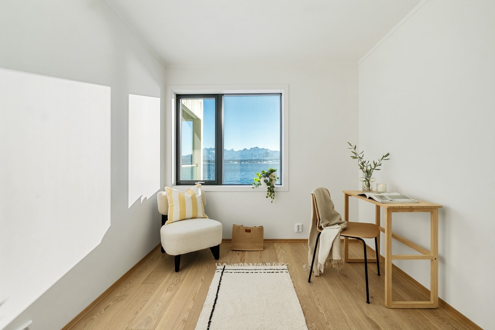 Begge soverommene har også den flotte utsikten over fjorden Galleribilde