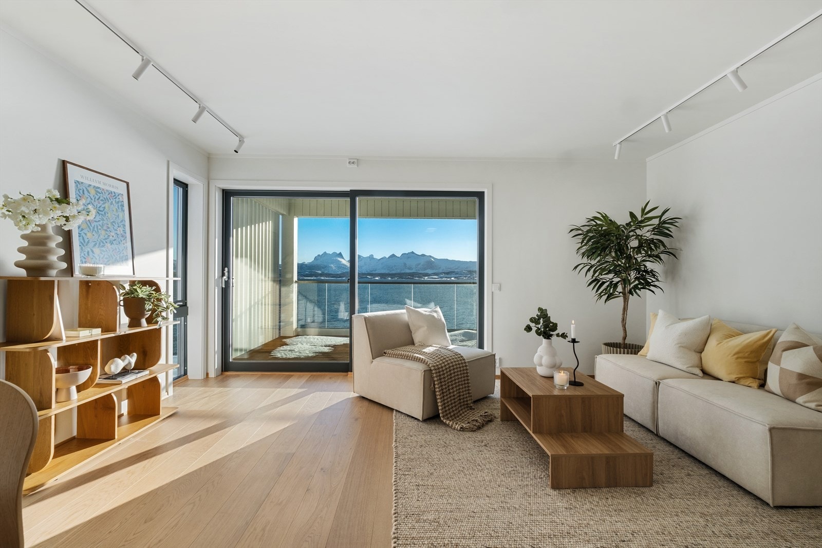 Utsikten slipper inn i stuen via store vindusflater Galleribilde