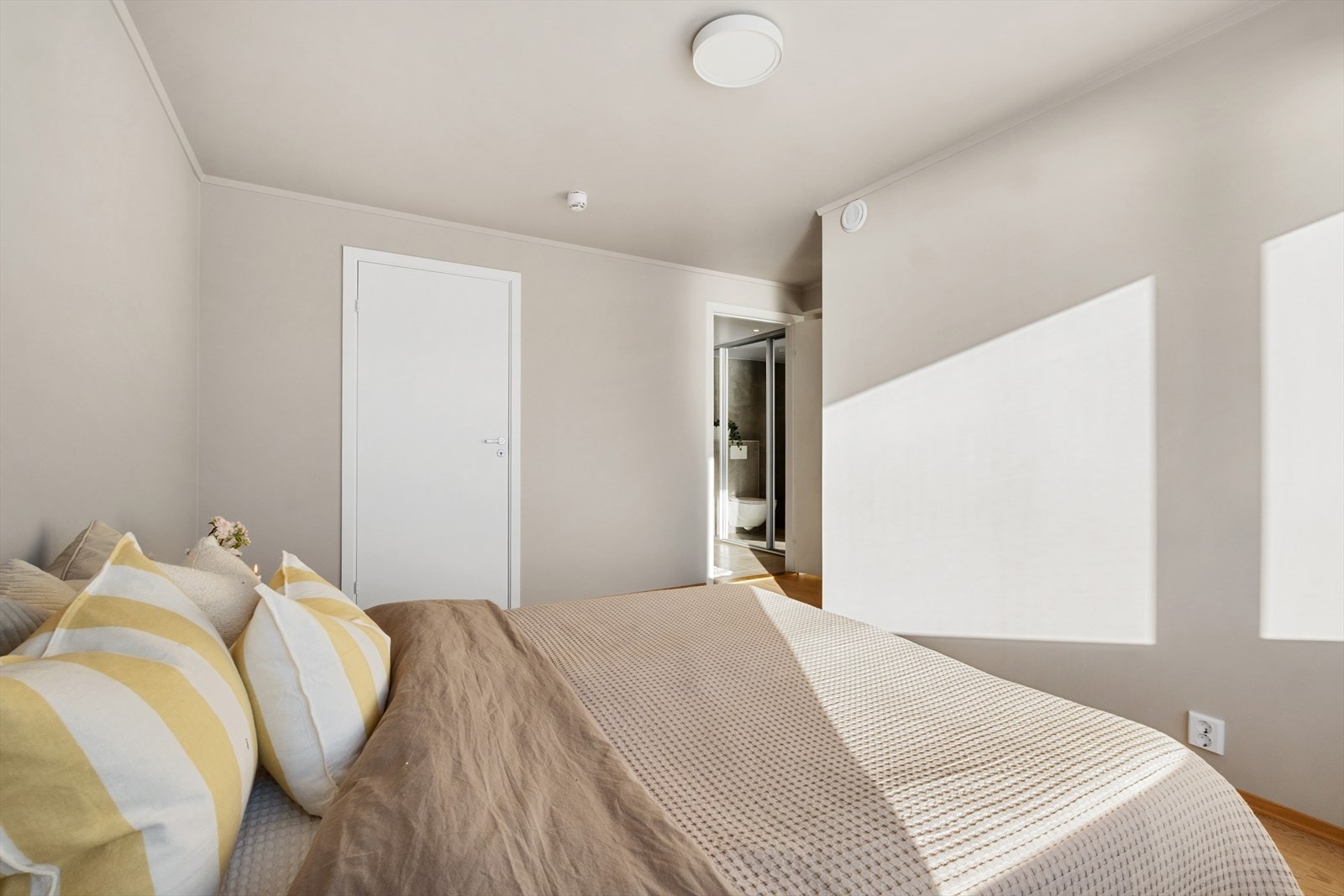 Rommet har en praktisk walk-in closet og eget bad, som gir ekstra komfort og privatliv Galleribilde