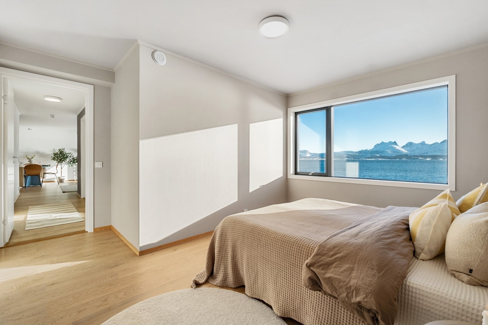 Hovedsoverommet er romslig og innbydende, med god plass til dobbeltseng og tilhørende nattbord Galleribilde