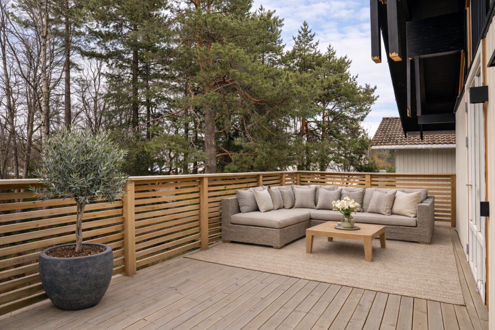 Fra kjøkkenet er det utgang til den andre balkongen som også byr på gode solforhold. Den er av nyere dato fra 2023. (Digitalt møblert, avvik kan forekomme.) Galleribilde