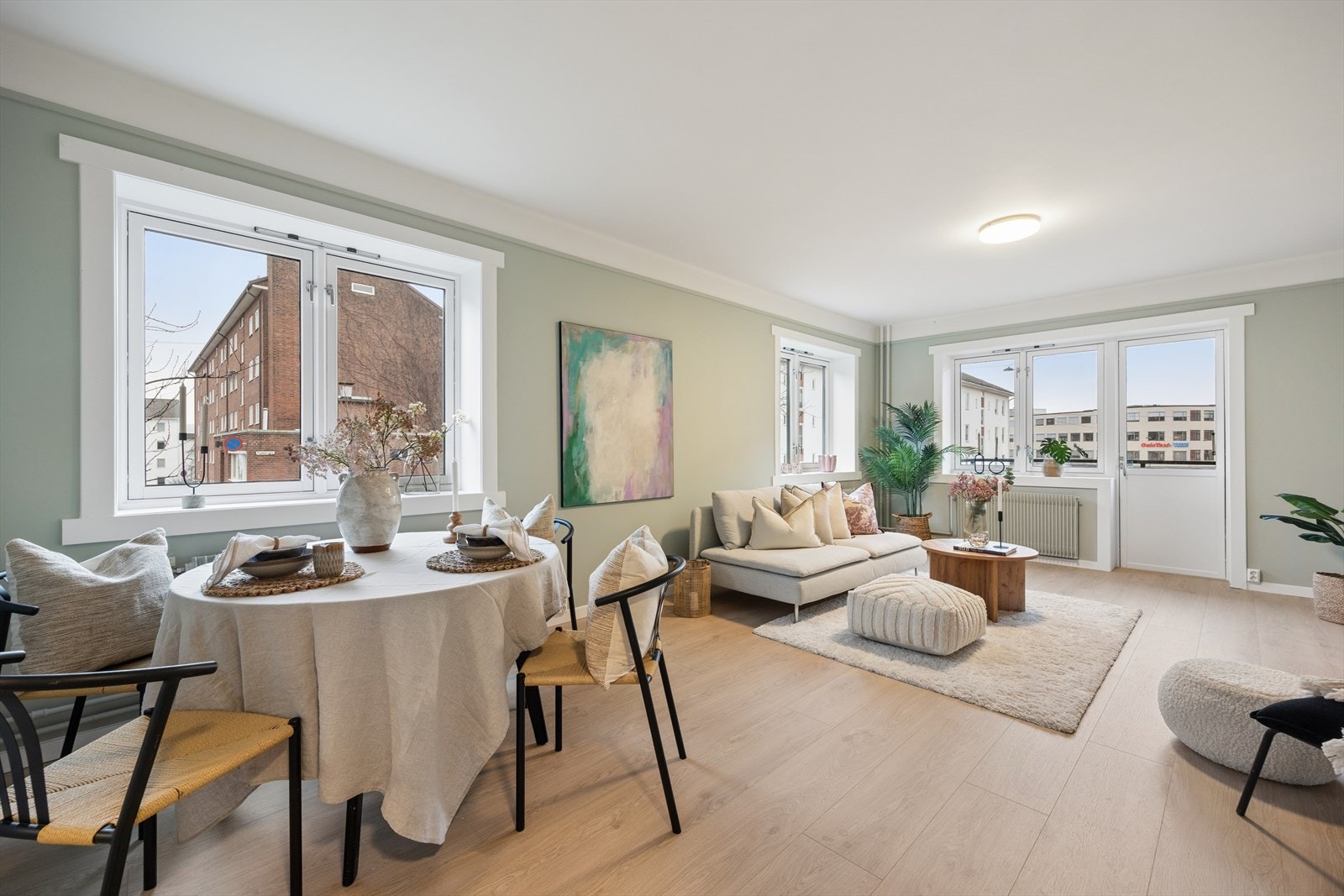 En nyoppusset endeleilighet med gode vindusflater som slipper inn rikelig med naturlig lys. Galleribilde