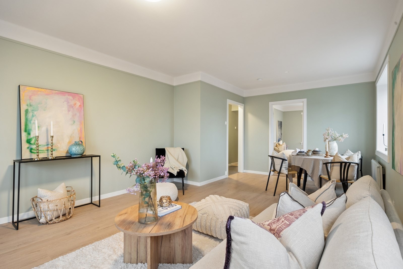 Alle overflater er oppgradert med nymalte vegger i tidsriktige farger og ny laminat, noe som skaper en ren og delikat atmosfære Galleribilde