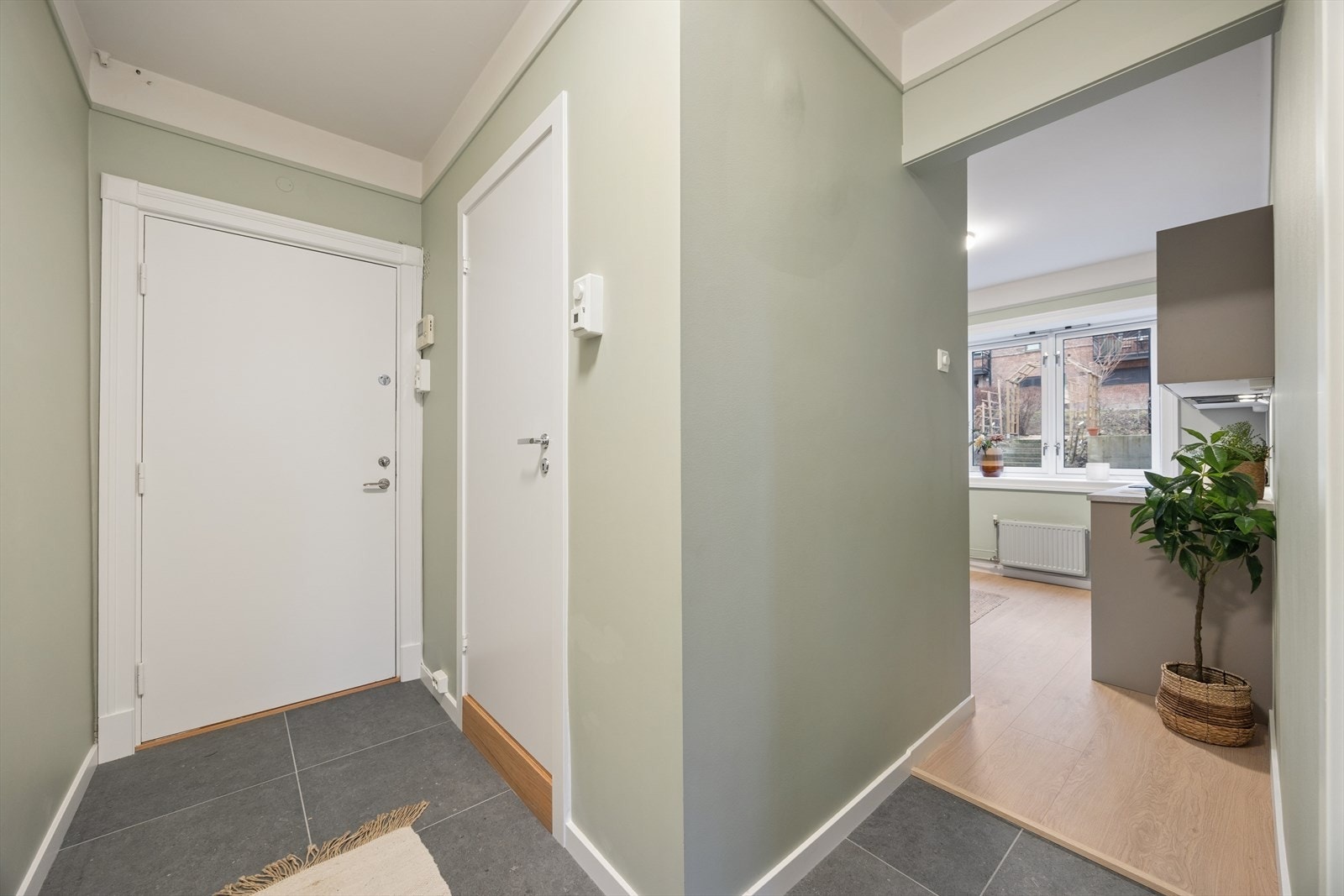 Entré med slitesterkt flislagt gulv og et kott som gir gode oppbevaringsmuligheter. Galleribilde