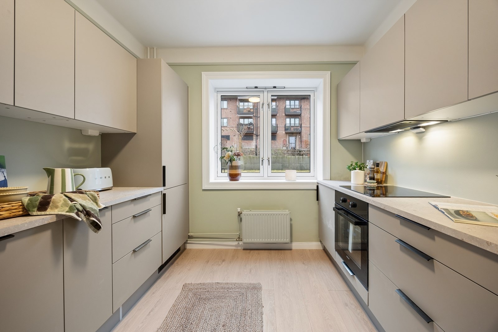 Kjøkkenet er godt utstyrt med integrert induksjonstopp, stekeovn, oppvaskmaskin samt kjøl- og fryseskap. Galleribilde