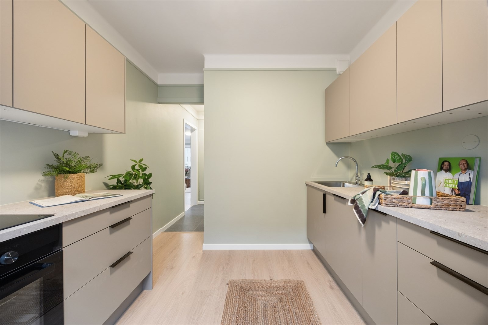 Et moderne og funksjonelt kjøkken med rene og pene linjer. Galleribilde