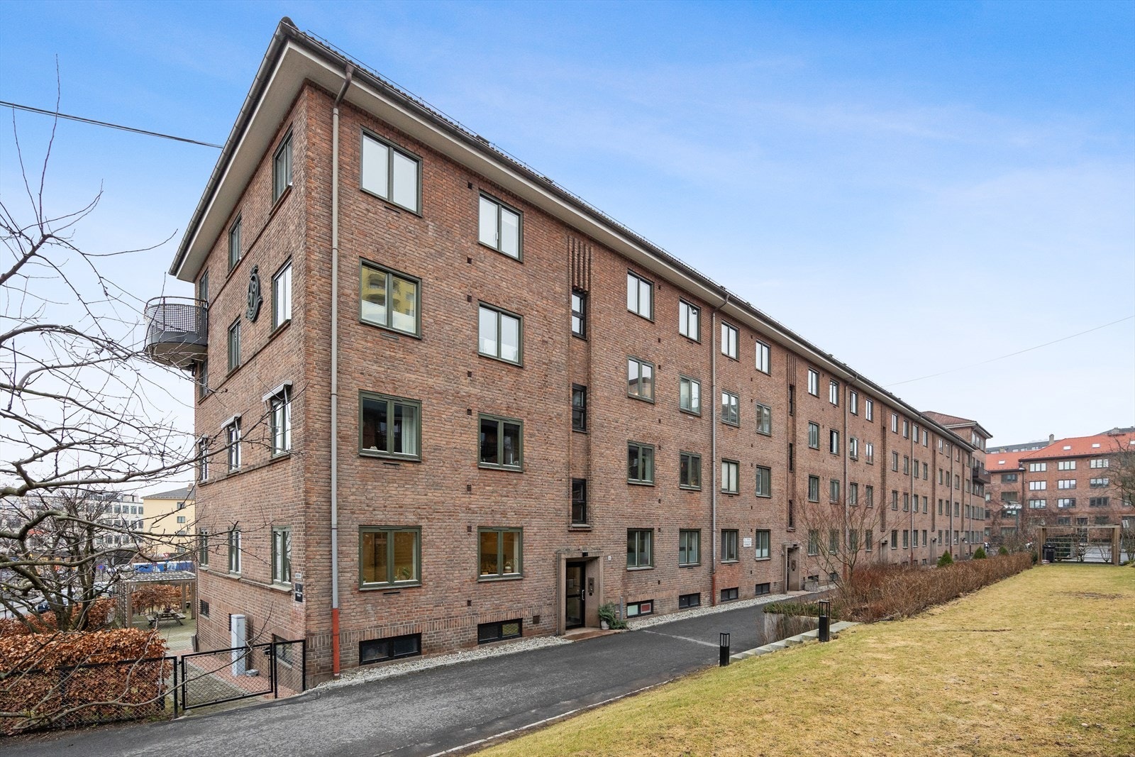 Eiendommen ligger i et sentralt og etterspurt boligområde på Ola Narr, like ved Tøyenparken og Sofienbergparken, rett ved Carl Berners plass. Galleribilde