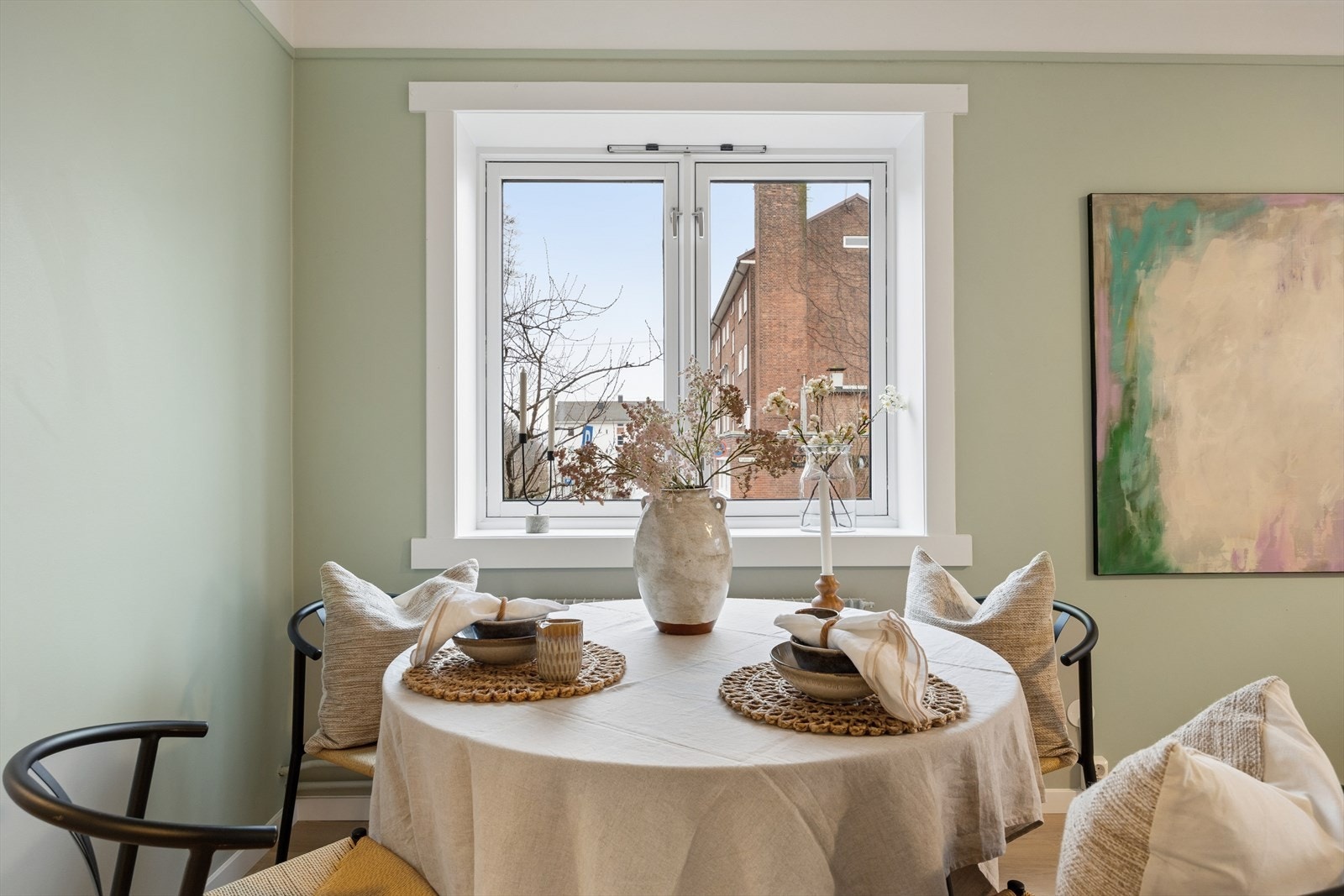 Det er god plass til spisestuebord, noe som gir rom for hyggelige måltider og sosiale sammenkomster. Galleribilde