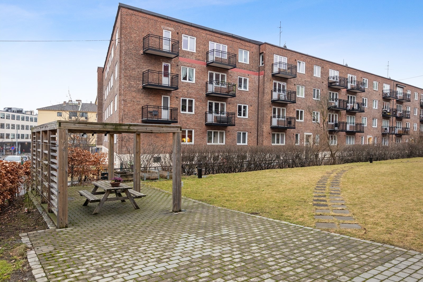 Her får man tilgang til pene og velholdte fellesområder i Frydenberg borettslag, som er kjent for godt bomiljø og hyggelig felleskap. Galleribilde