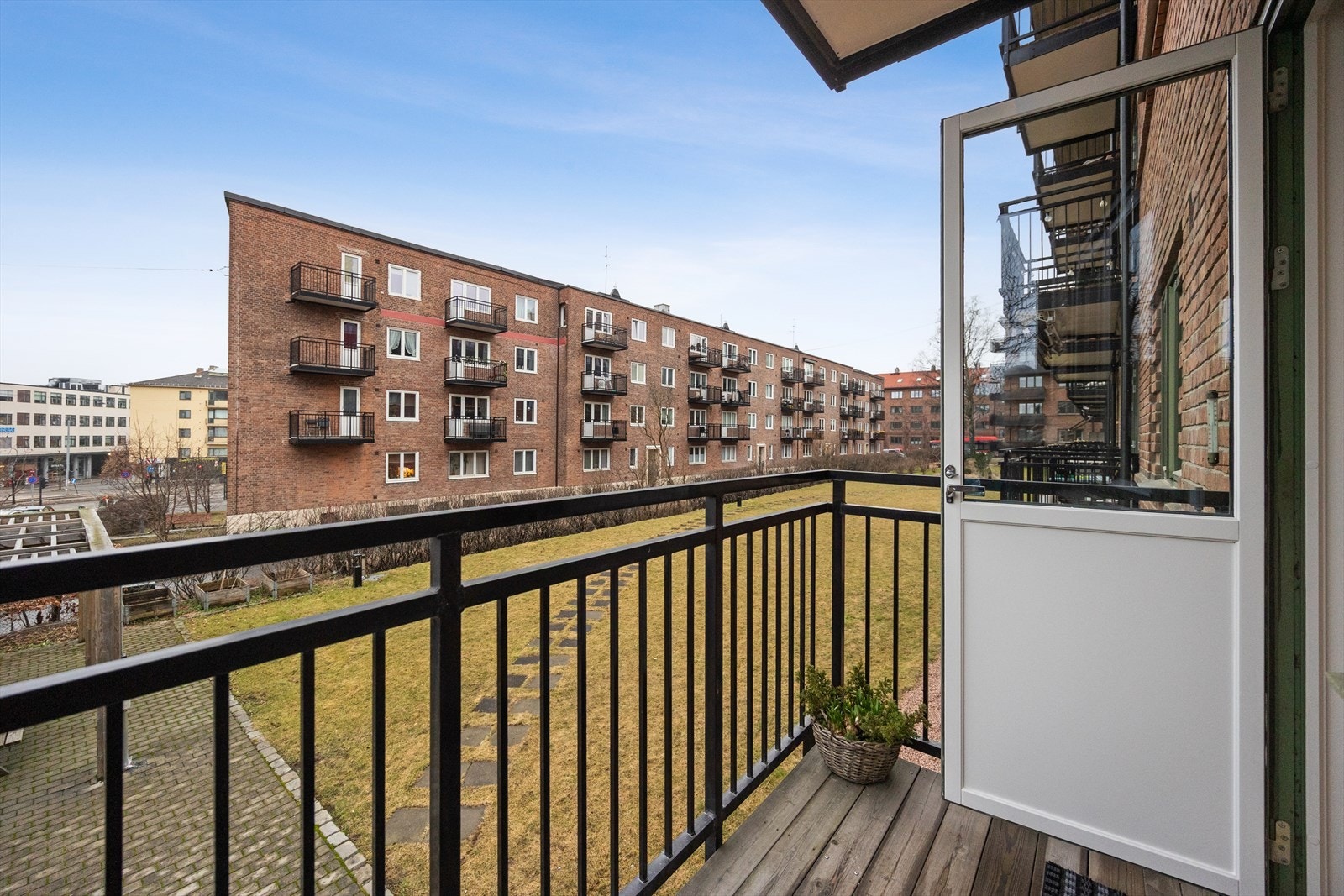 Leiligheten ligger i en høy 1.etasje med utsyn mot flotte fellesarealer. Galleribilde