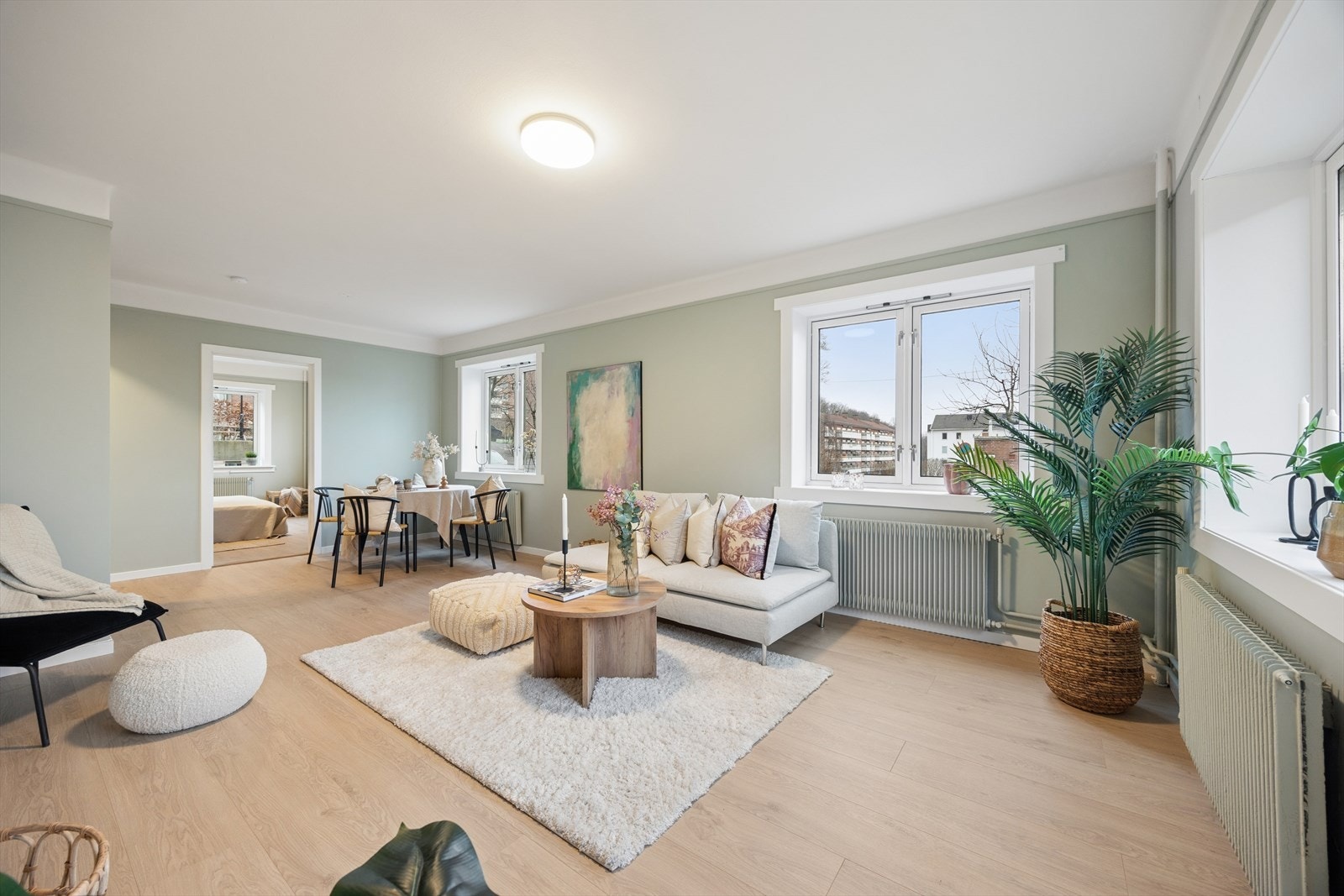 Her får du en innbydende stuemed god takhøyde og en behagelig atmosfære - perfekt for både hverdagsliv og gjester Galleribilde