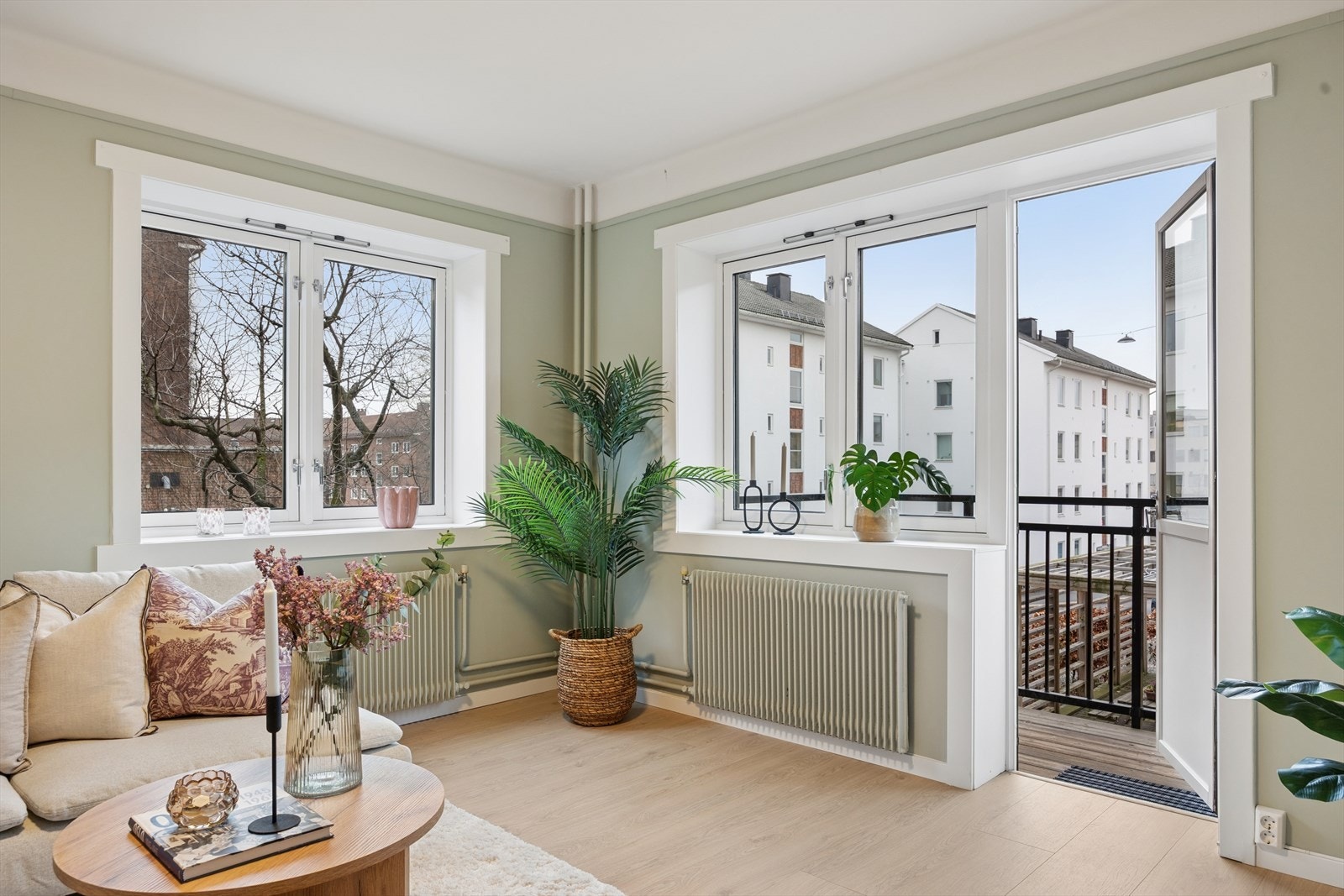 Fra stuen er det direkte utgang til boligens balkong. Galleribilde