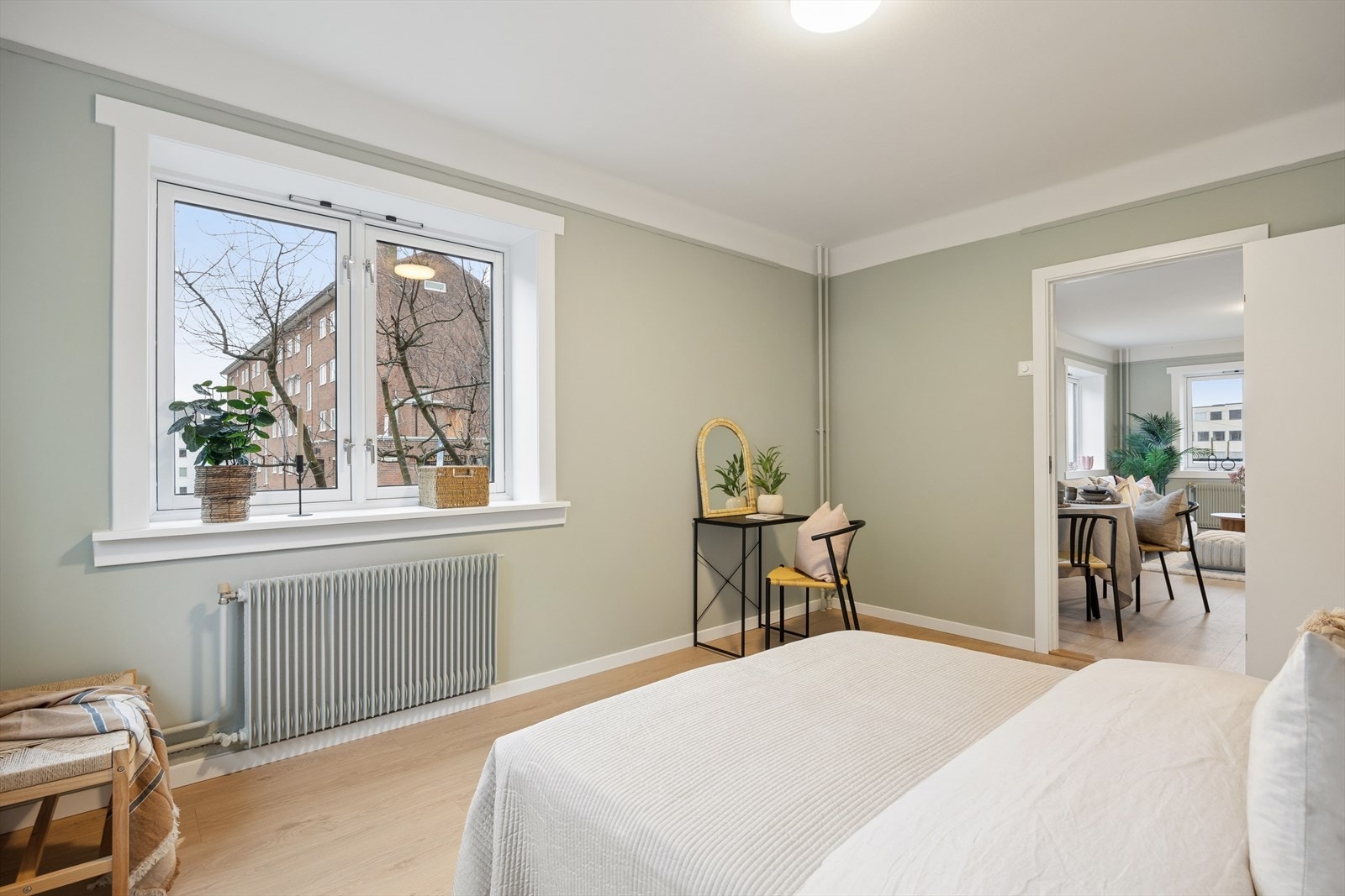 Rommet oppleves som rolig og innbydende, med gode muligheter for å skape en personlig og komfortabel atmosfære. Galleribilde