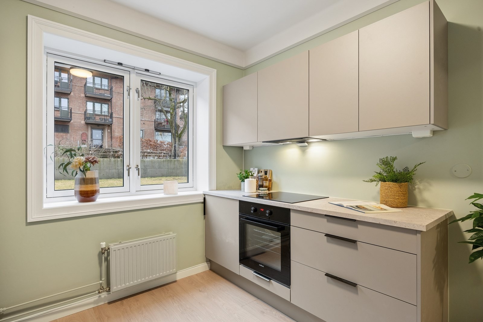 Nytt HTH-kjøkken fra 2026 med stilrene, glatte fronter og laminat benkeplate med oppvaskkum. Galleribilde