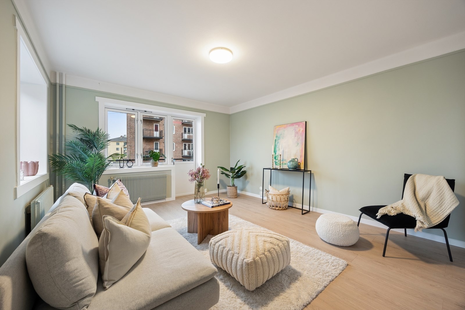 Stuen fremstår som romslig og luftig, med store vindusflater som slipper inn rikelig med naturlig lys. Galleribilde