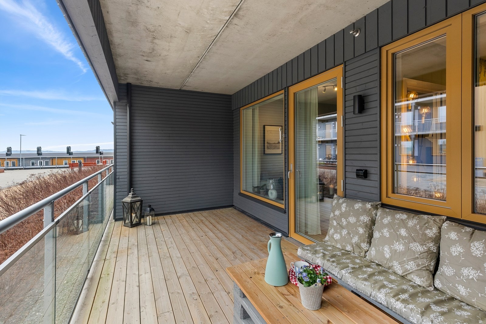 Leiligheten har gode solforhold og byr på rikelig med naturlig lysinnslipp. Terrassen er på hele 14,5m²! Galleribilde