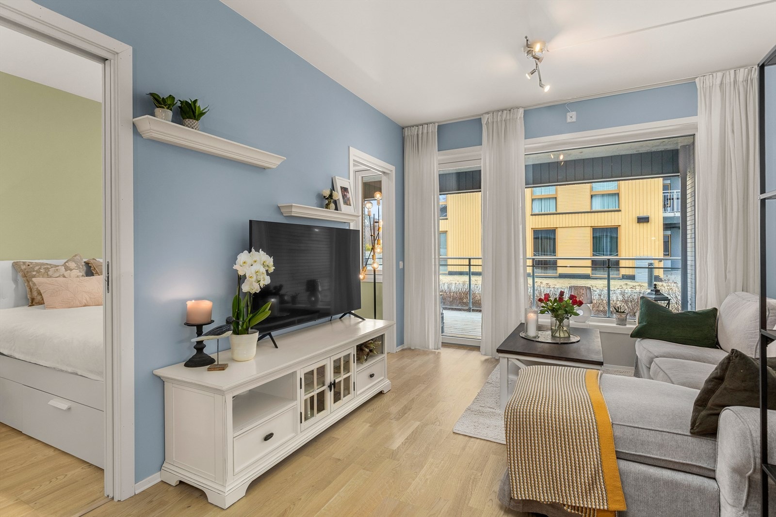 Leiligheten ligger i et veldrevet borettslag i et nyetablert boligområde. Her får du muligheten til å individuelt innbetale fellesgjelden, dersom det er ønskelig. Galleribilde