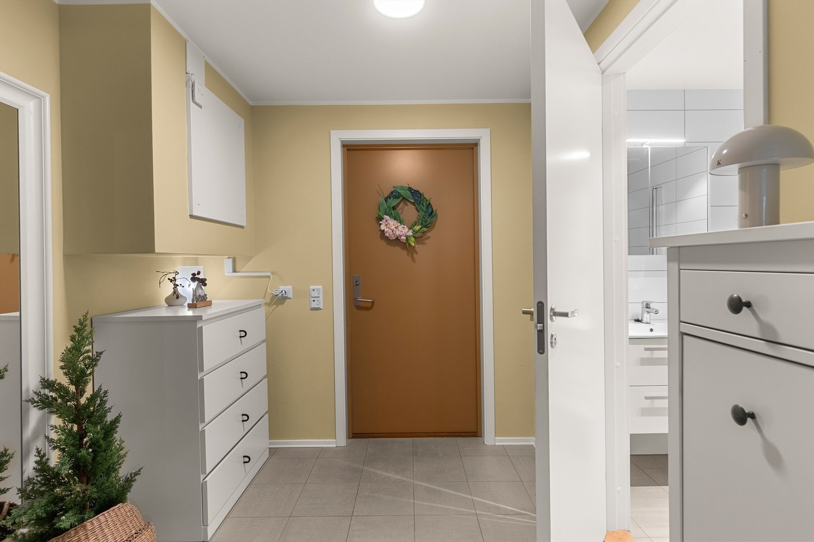 Leiligheten har en romslig entre på 6m², hvor du får gode oppbevaringsmuligheter ved ønske. Galleribilde