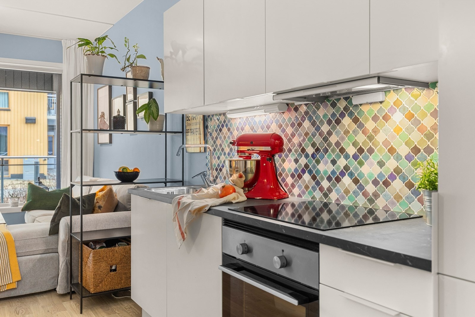 Kjøkkenet byr på integrerte hvitevarer som oppvaskmaskin, kombiskap, platetopp og stekeovn. Disse medfølger handelen. Galleribilde