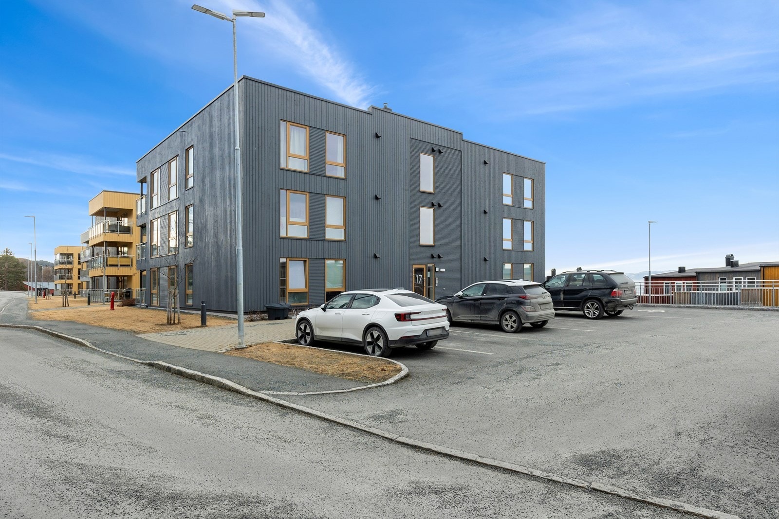 Borettslaget har flere utvendige gjesteplasser på eiendommens tomt på utsiden av bygget. På Væressletta får du enkel tilgang på turmuligheter langs fjorden, samtidig kort vei til servicefunksjoner. Galleribilde