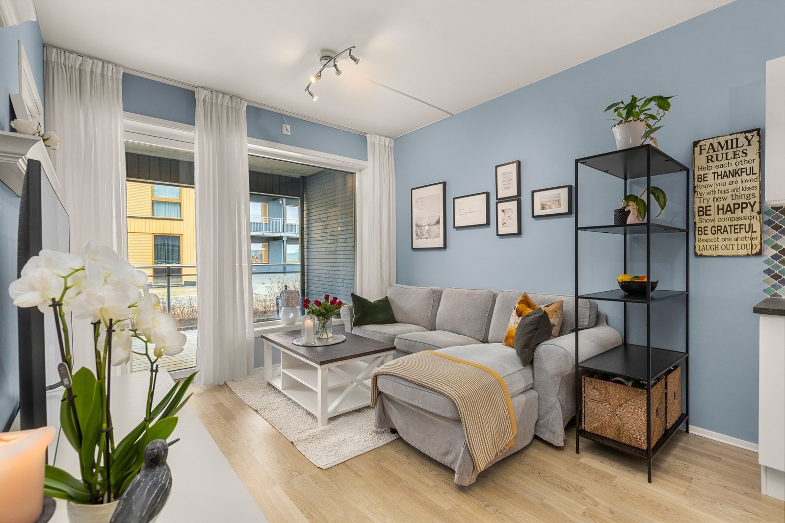 Leiligheten sto ferdig i 2023 og byr på en rekke moderne kvaliteter som balansert ventilasjon, vannbåren gulvvarme og parkeringsplass med enkel adkomst ved heis. Galleribilde