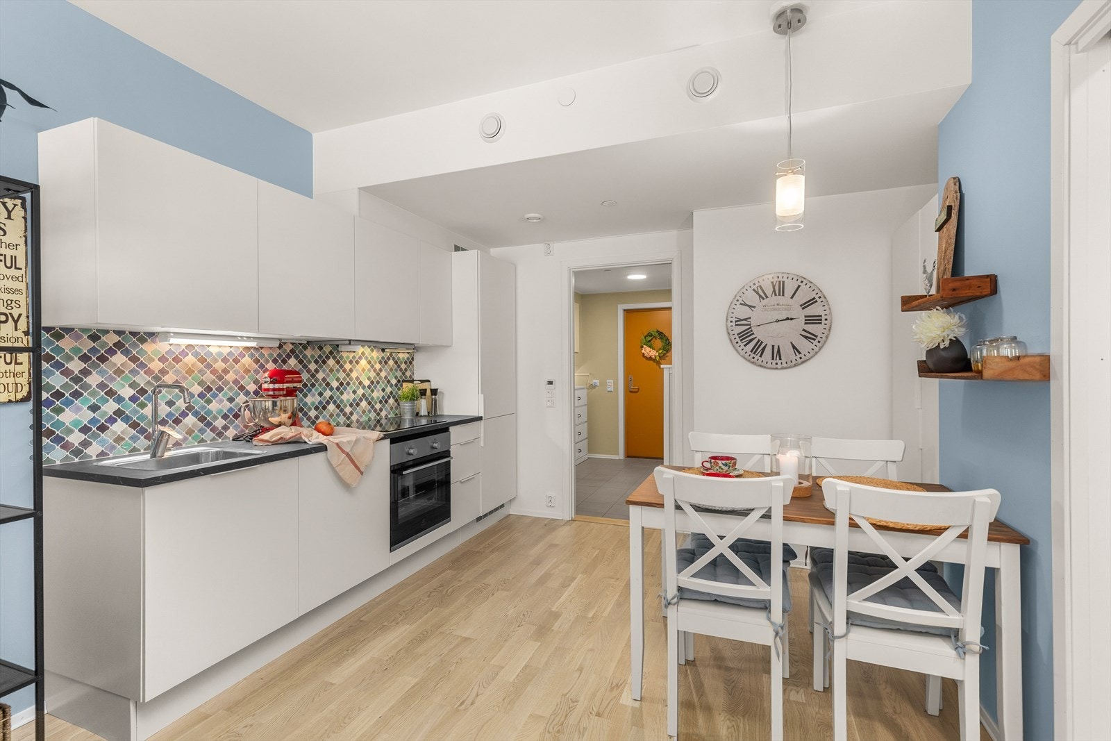 Her får du en romslig og praktisk planløsning med en åpen stue- og kjøkkenløsning. Galleribilde