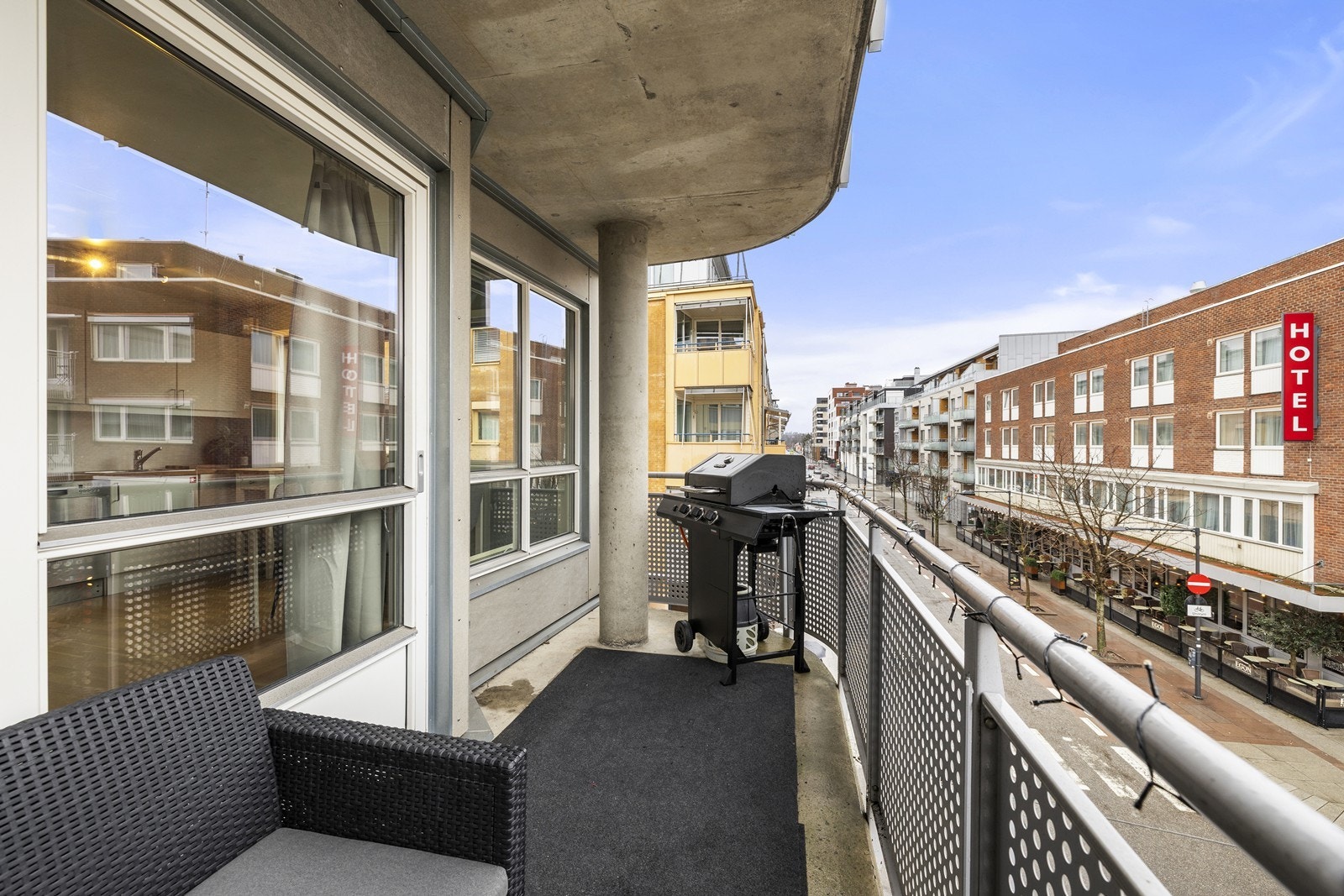 Fra stuen er det utgang til en nordøstvendt balkong på 7 m² med plass til en sittegruppe. Galleribilde