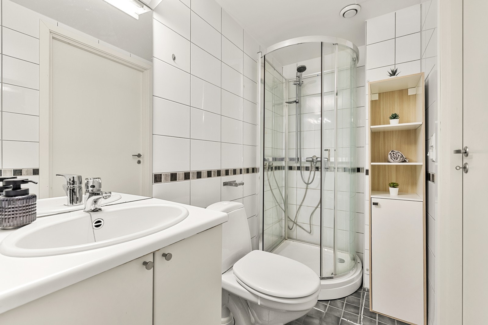 Rommet er utstyrt med dusjkabinett som ble installert i 2023, samt mekanisk avtrekksvifte. Galleribilde