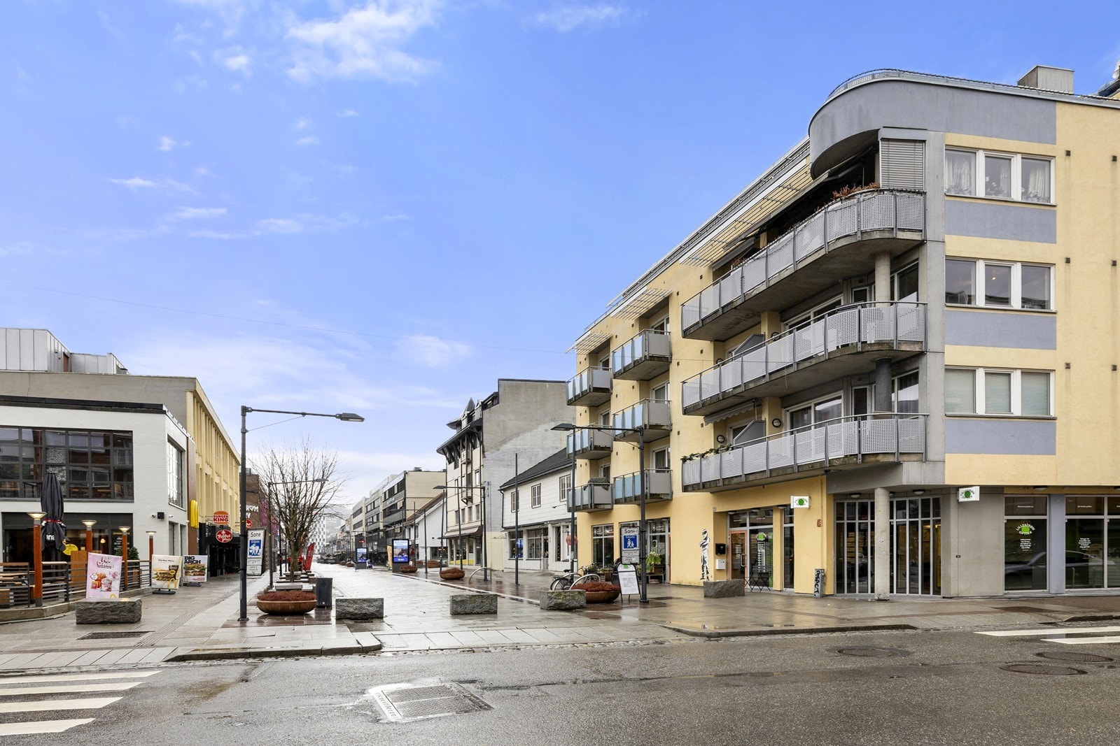 Med Lillestrøm Torv kun to minutters gange unna, har du tilgang til et bredt utvalg av butikker og servicetilbud som Coop Prix og Meny. Galleribilde