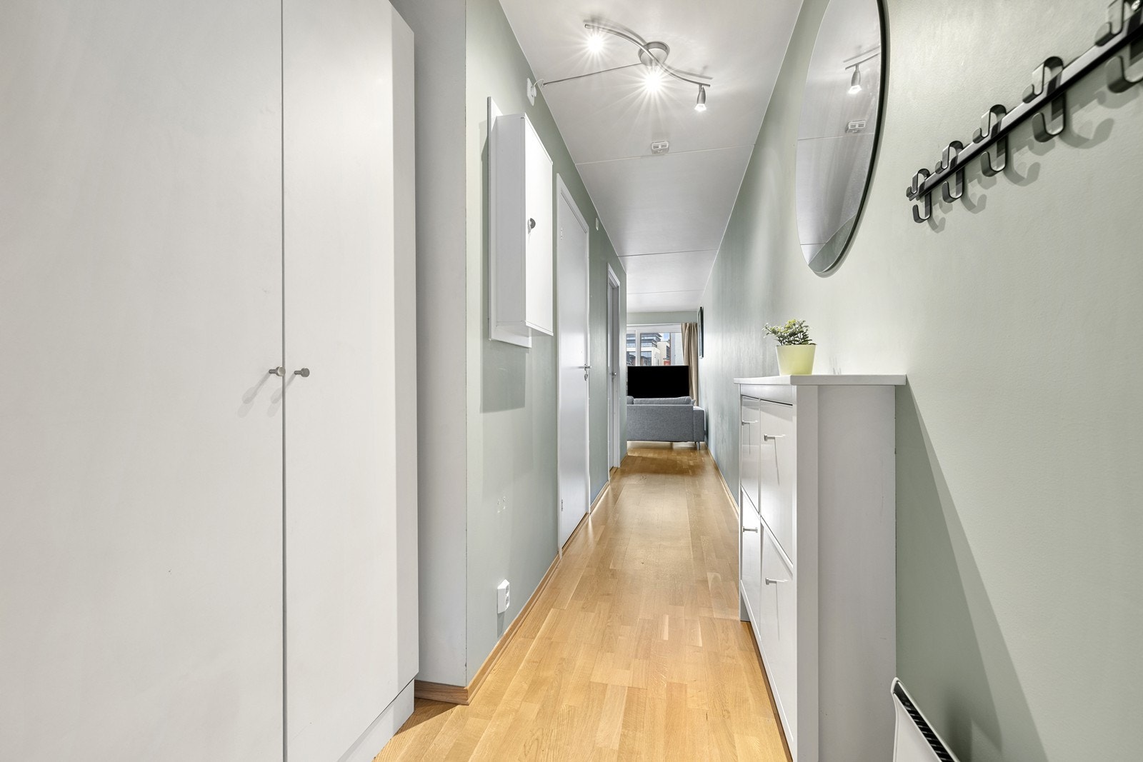 Gangen binder sammen rommene i leiligheten. Det er gjennomgående parkett i oppholdsrommene, og overflater ble malt i 2022. Galleribilde