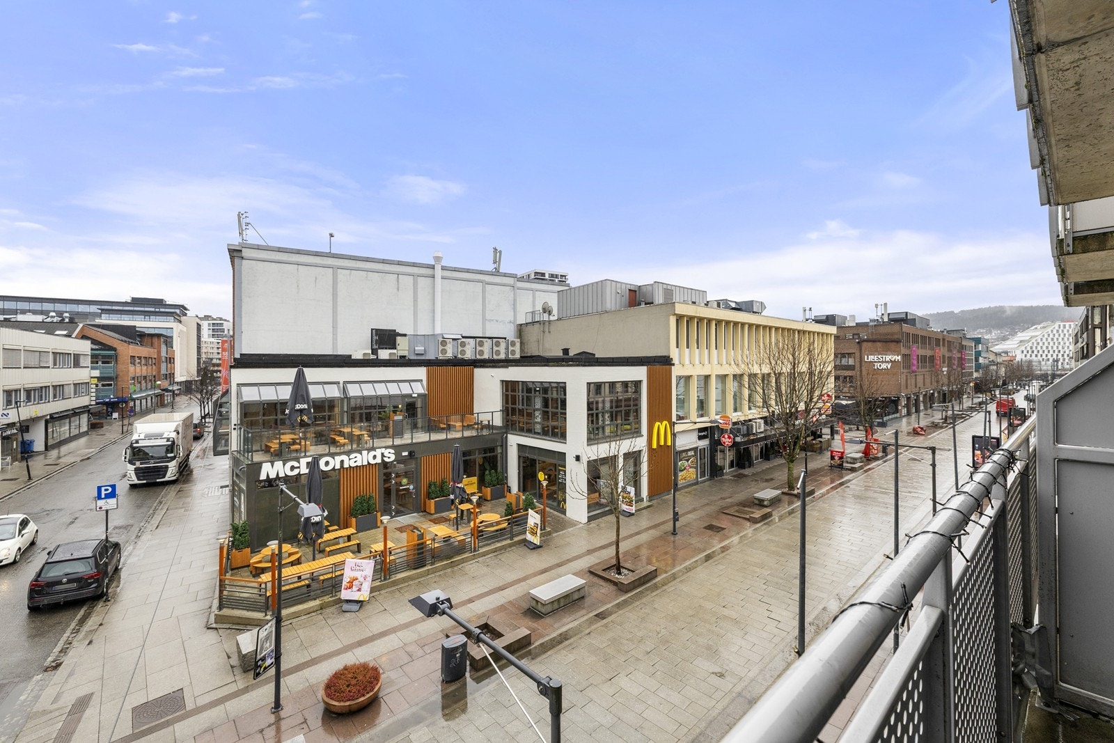 Fra leiligheten er det kun 6 minutters gange til Lillestrøm stasjon, med hyppige avganger til blant annet Oslo S og Gardermoen. Galleribilde