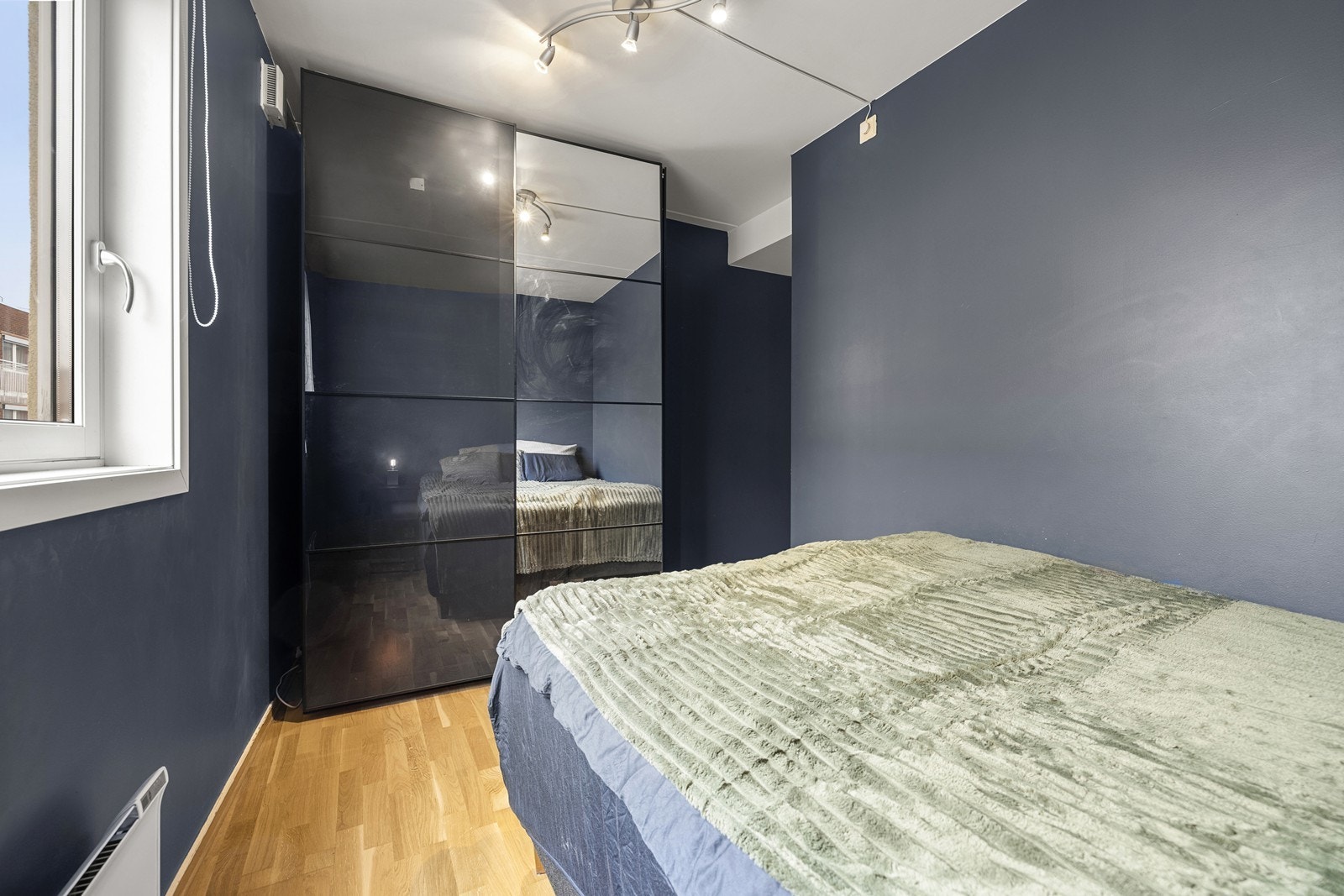 En stor garderobeløsning med speilfront gir rikelig med oppbevaringsplass. Galleribilde