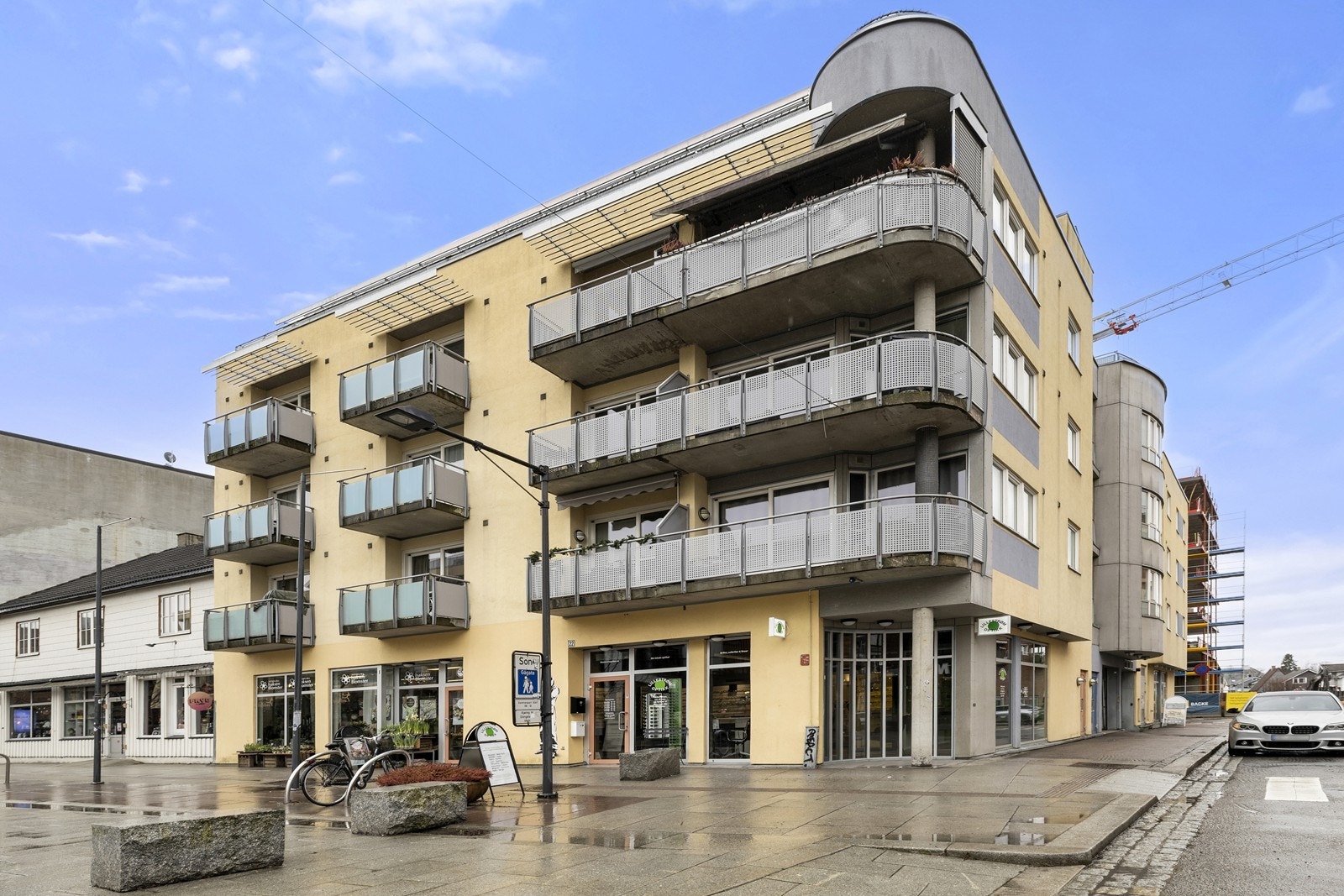 Bygget er fra 2007 og har heisadkomst til alle etasjer. Galleribilde