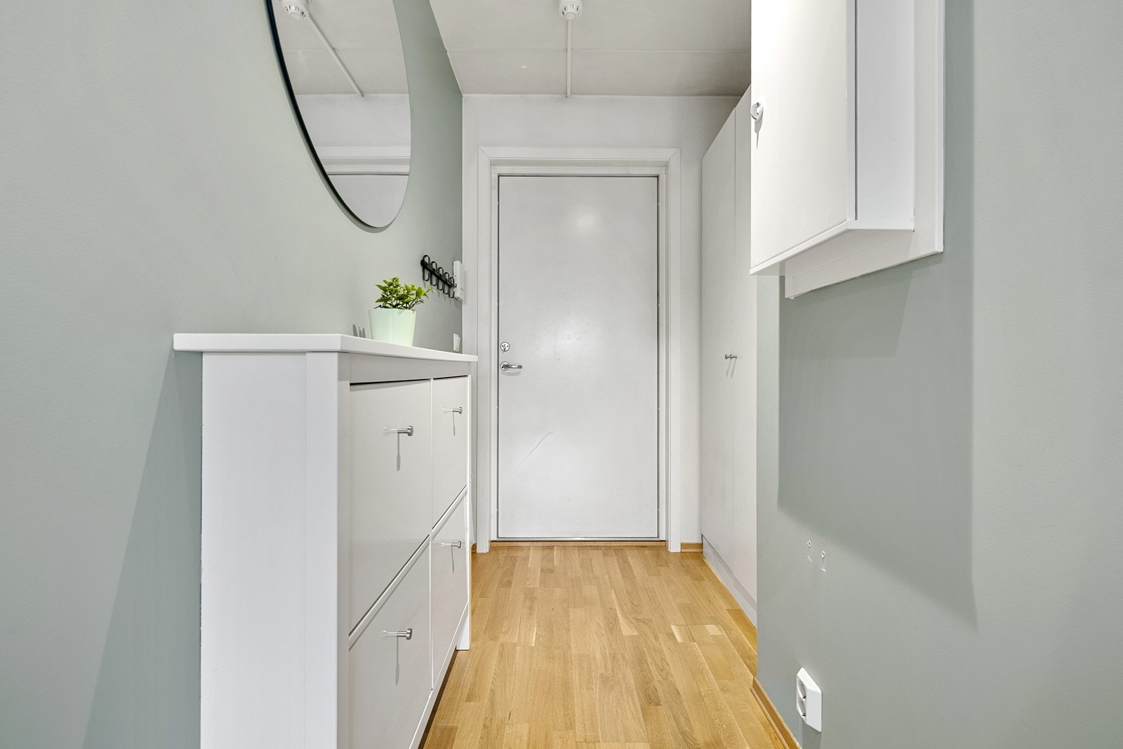 Entréen har plass til oppbevaring av yttertøy. Med dørcalling med video slipper du gjestene trygt og enkelt inn fra gateplan. Galleribilde