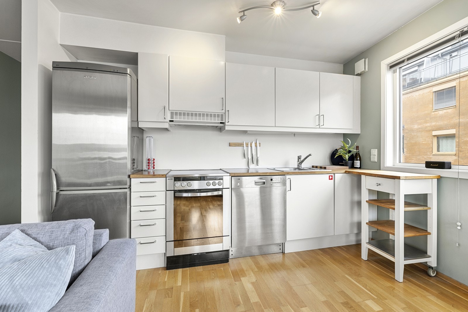 Kjøkkeninnredningen er fra Sigdal og har glatte fronter og laminat benkeplate. Det er frittstående hvitevarer som medfølger salget. Galleribilde