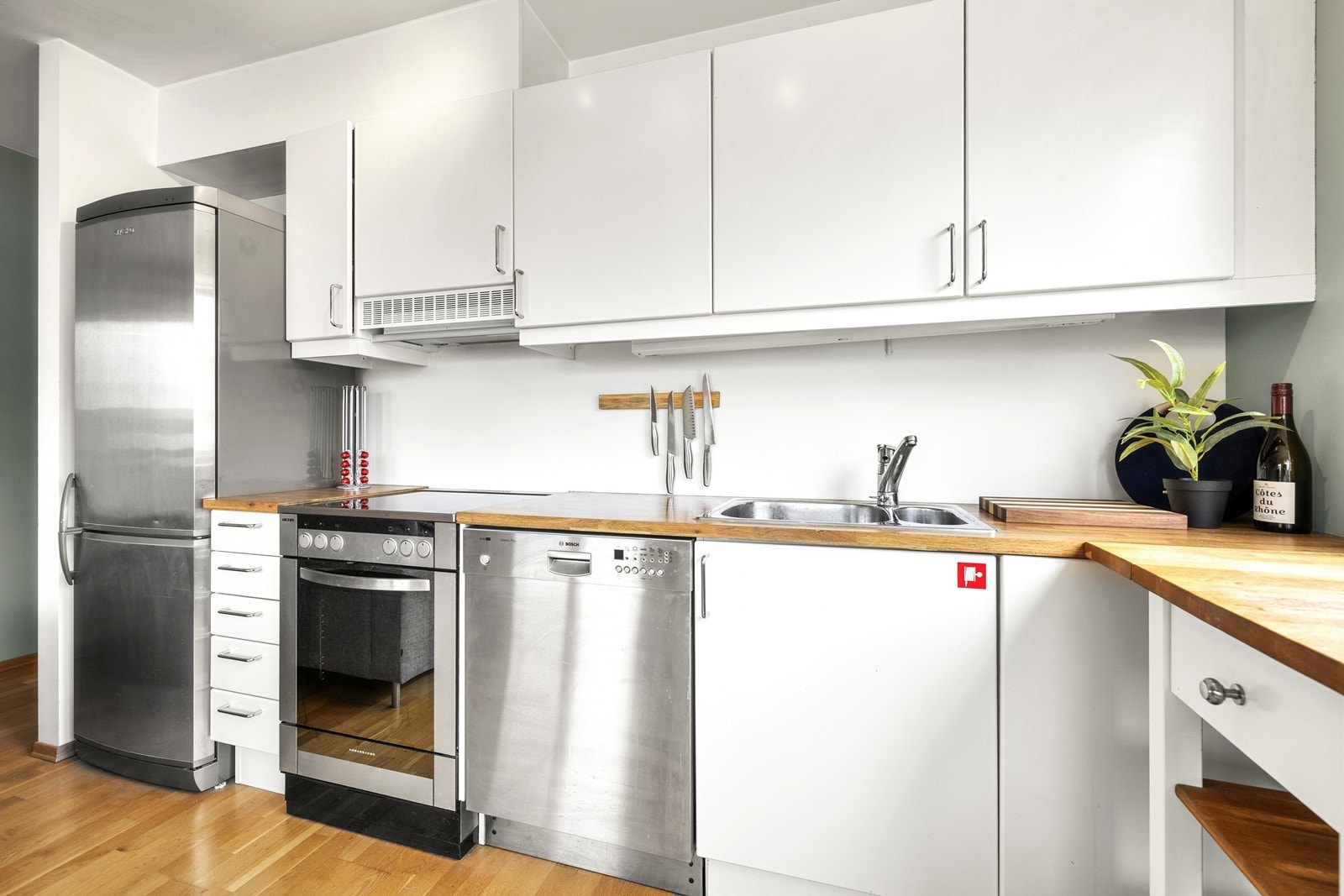 Kjøkkenventilator med avtrekk til yttervegg. Skapvifte og kjøkkenhette ble byttet i 2025. Galleribilde