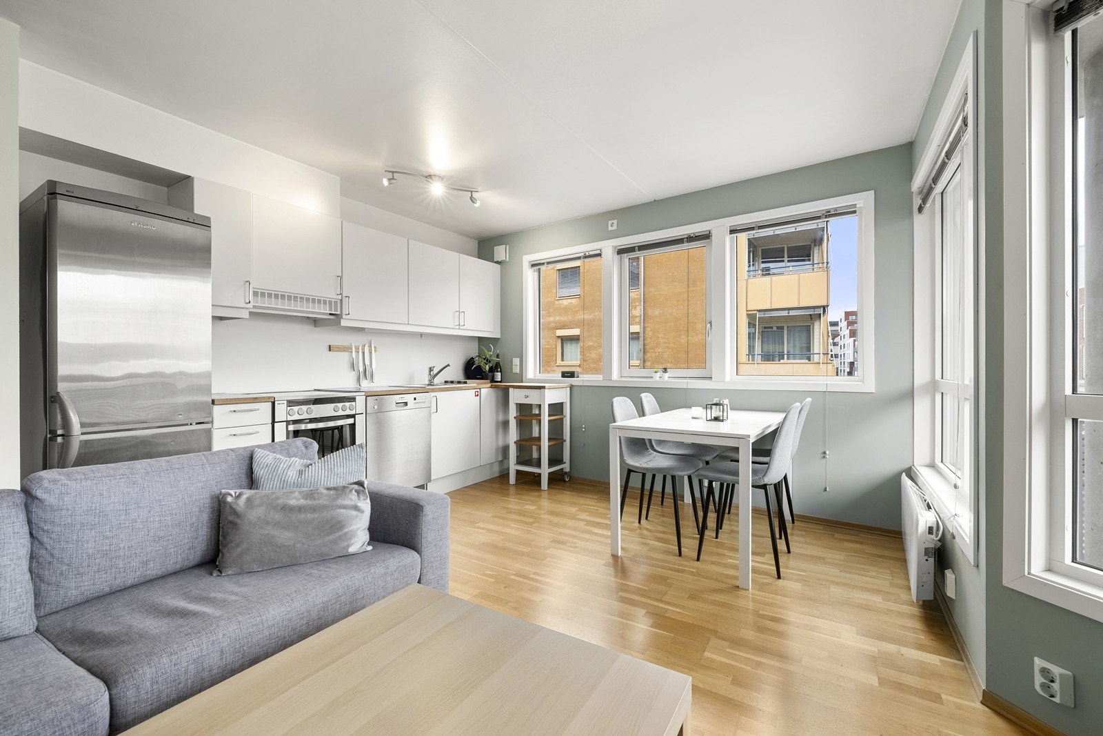 Spiseplassen er naturlig plassert ved vinduene, som slipper inn godt med dagslys. Galleribilde