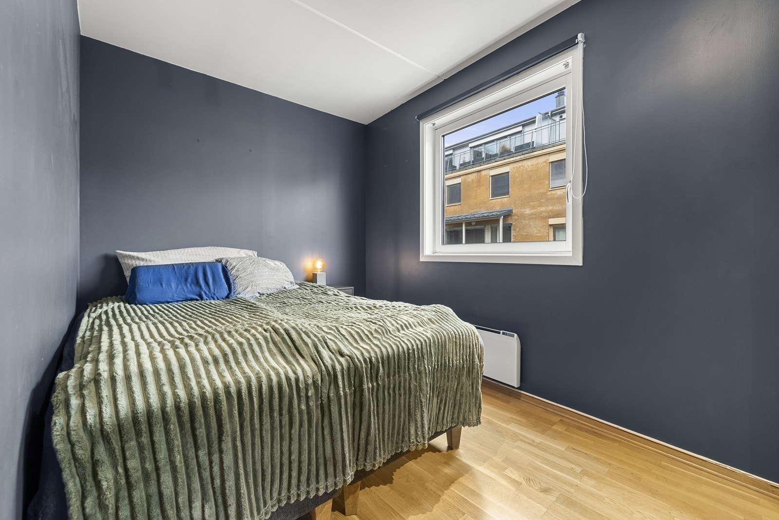 Soverommet har plass til dobbeltseng og nattbord. Galleribilde