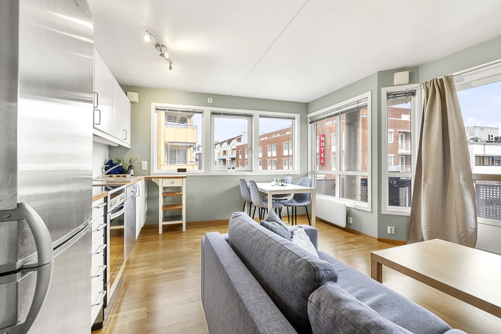 Leiligheten har en åpen stue- og kjøkkenløsning som gir en god romfølelse. Galleribilde