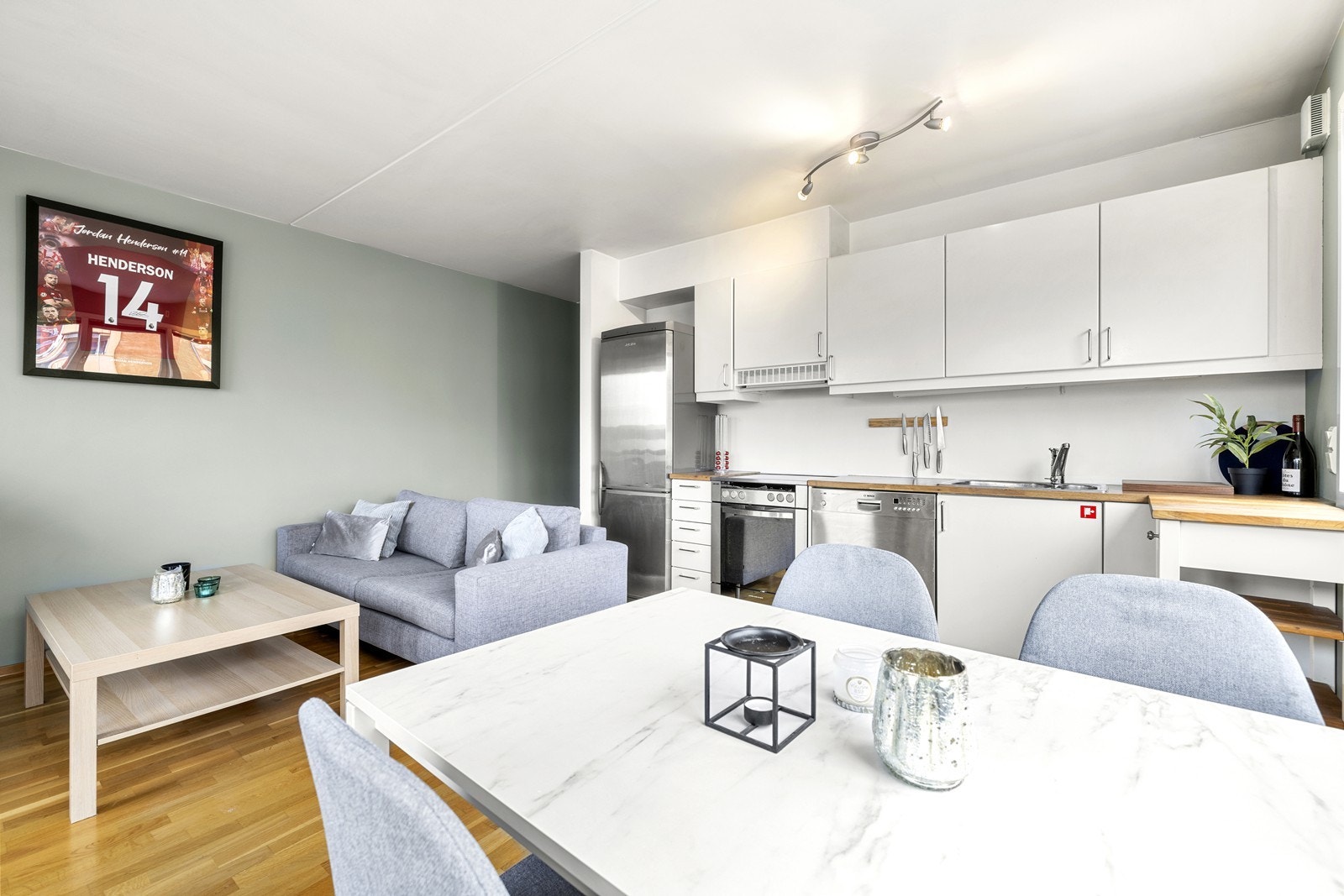 Den åpne løsningen skaper en sosial og luftig atmosfære i leilighetens hovedrom. Galleribilde