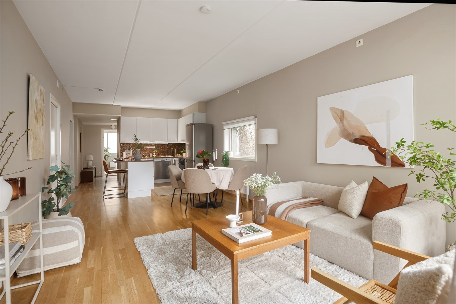 Gjennomgående og lys 3-roms med åpen stue-/kjøkkenløsning som skaper en luftig og trivelig romfølelse Galleribilde