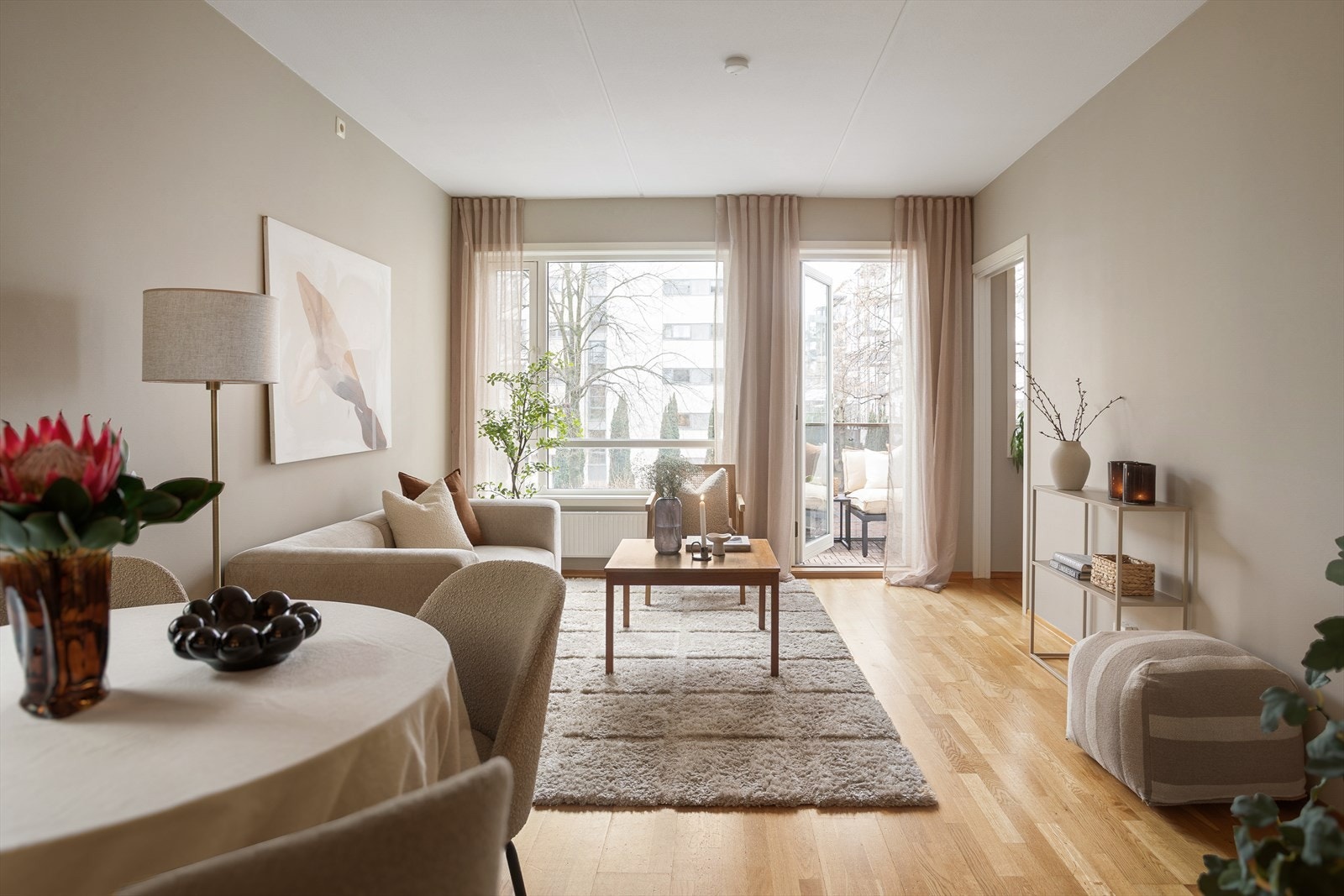 Delikat og innbydende leilighet som er holdt i lyse og varme fargetoner Galleribilde