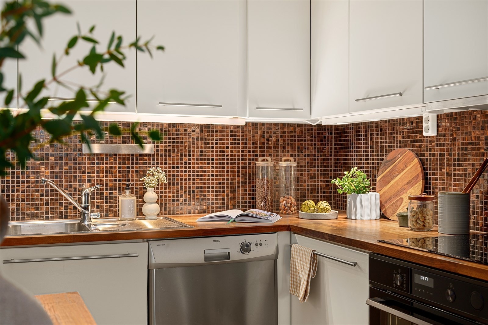 Kjøkkenet er godt utstyrt og har god skap- og benkeplass Galleribilde