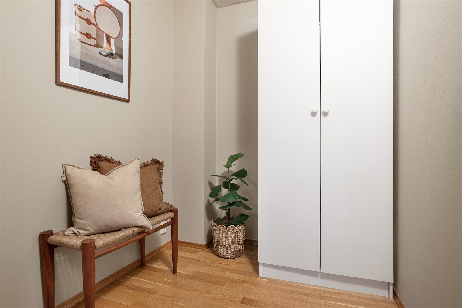 Praktisk innvendig bod med adkomst fra stue/kjøkken Galleribilde