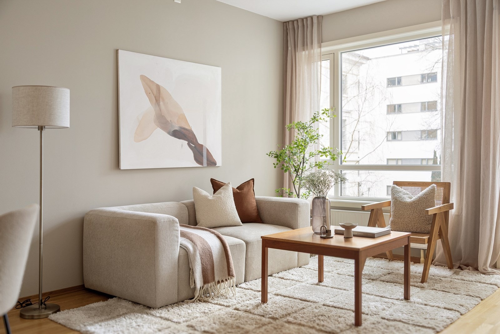 Stuen er av god størrelse og har plass til ønsket møblering Galleribilde