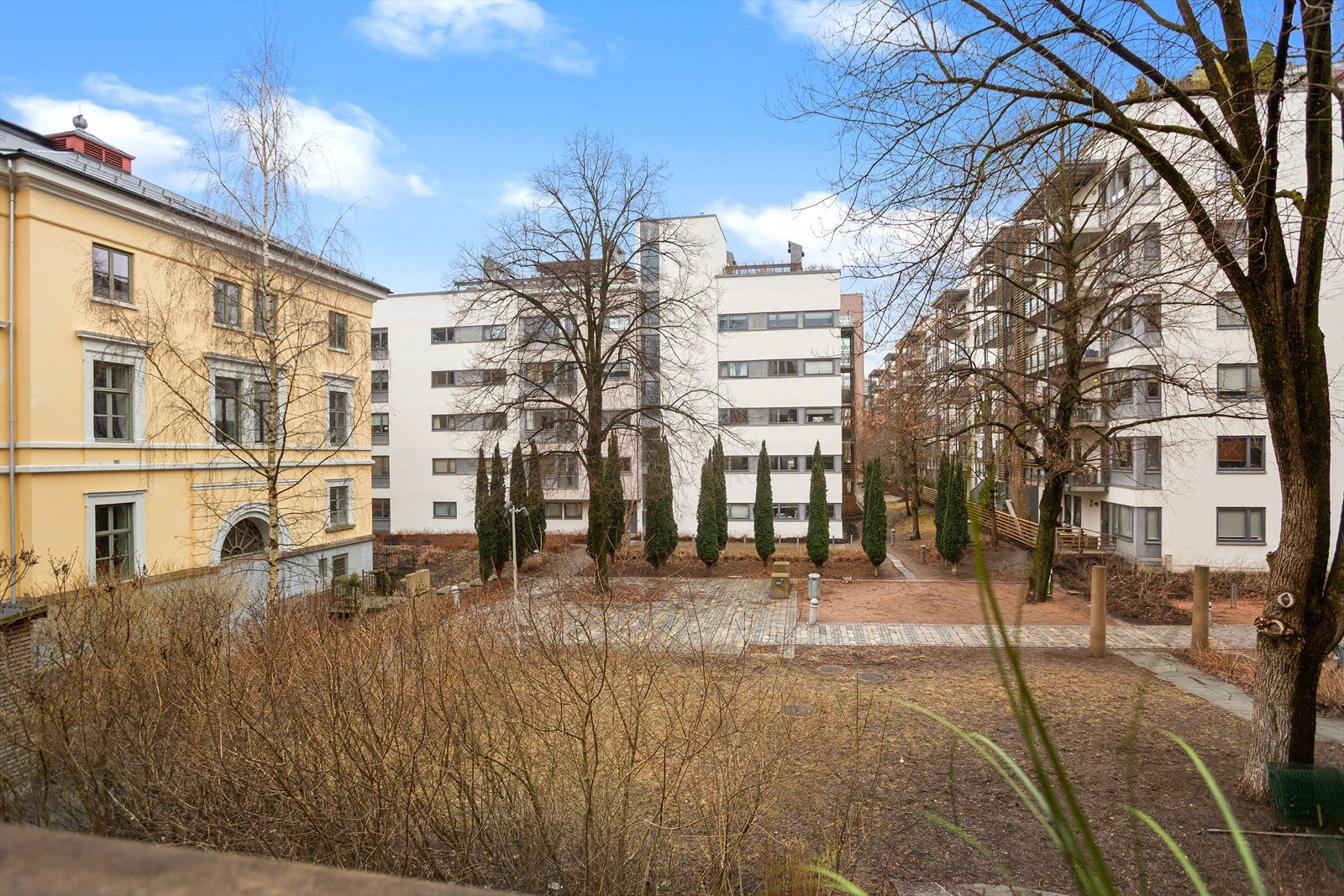 Balkongen ligger vendt mot stille og rolig område med lite støy Galleribilde