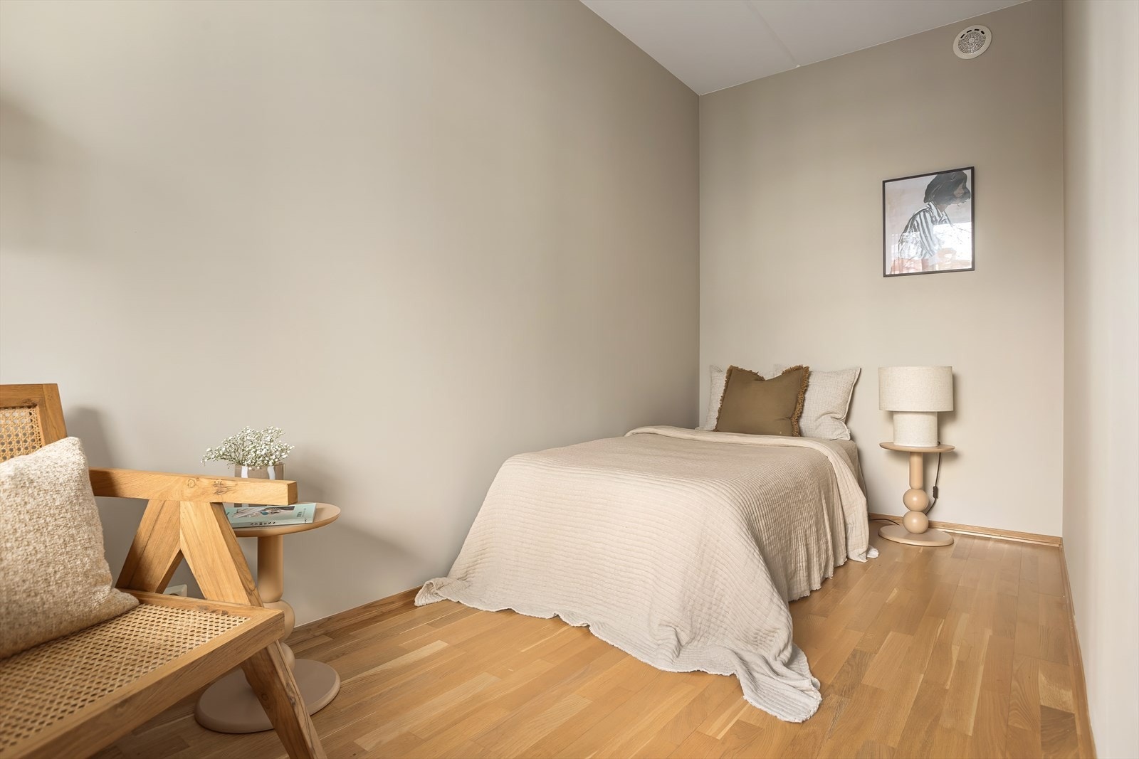 Soverom nr. 2 med adkomst fra stue Galleribilde