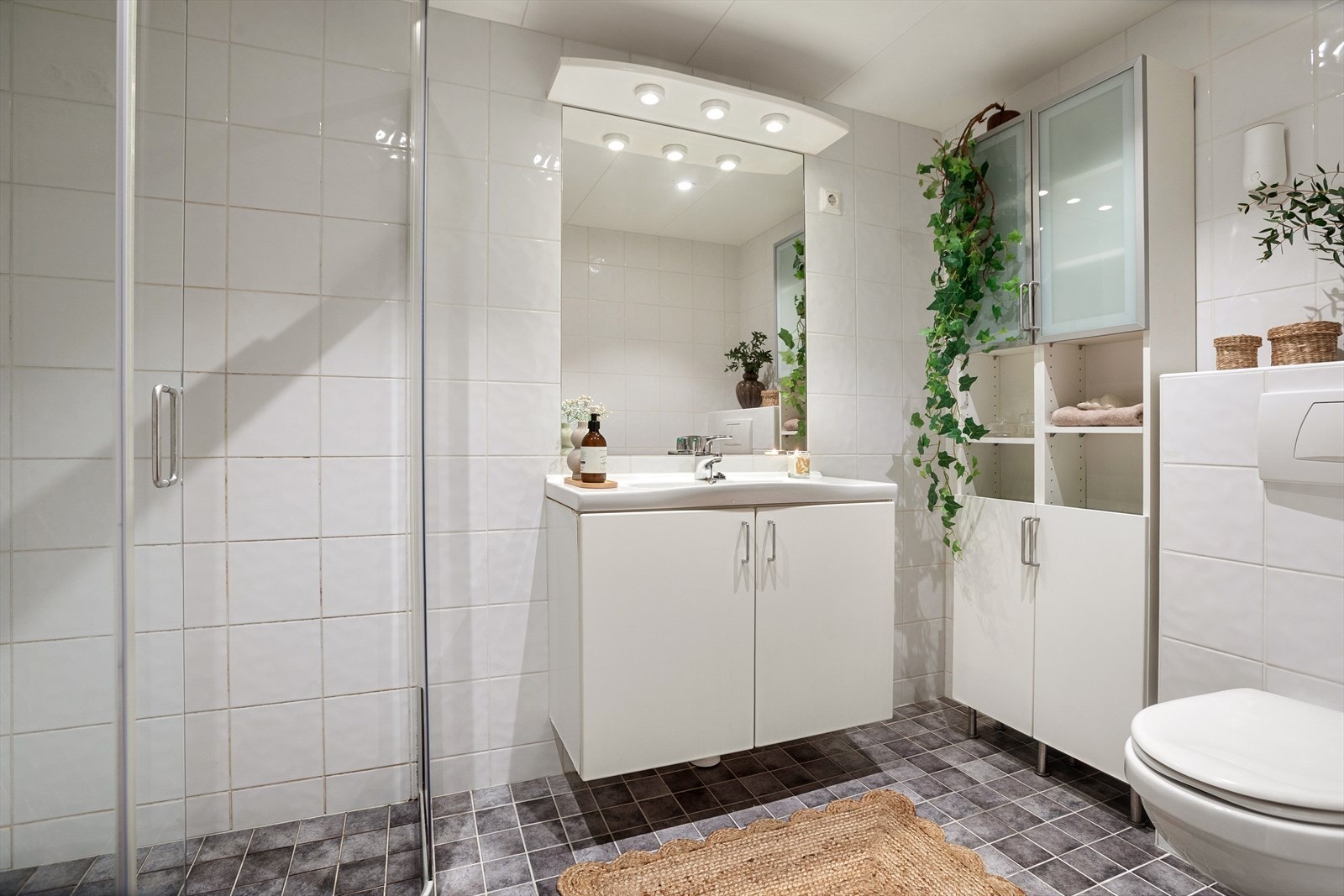 Pent flislagt baderom med varme i gulv og opplegg for vaskemaskin Galleribilde