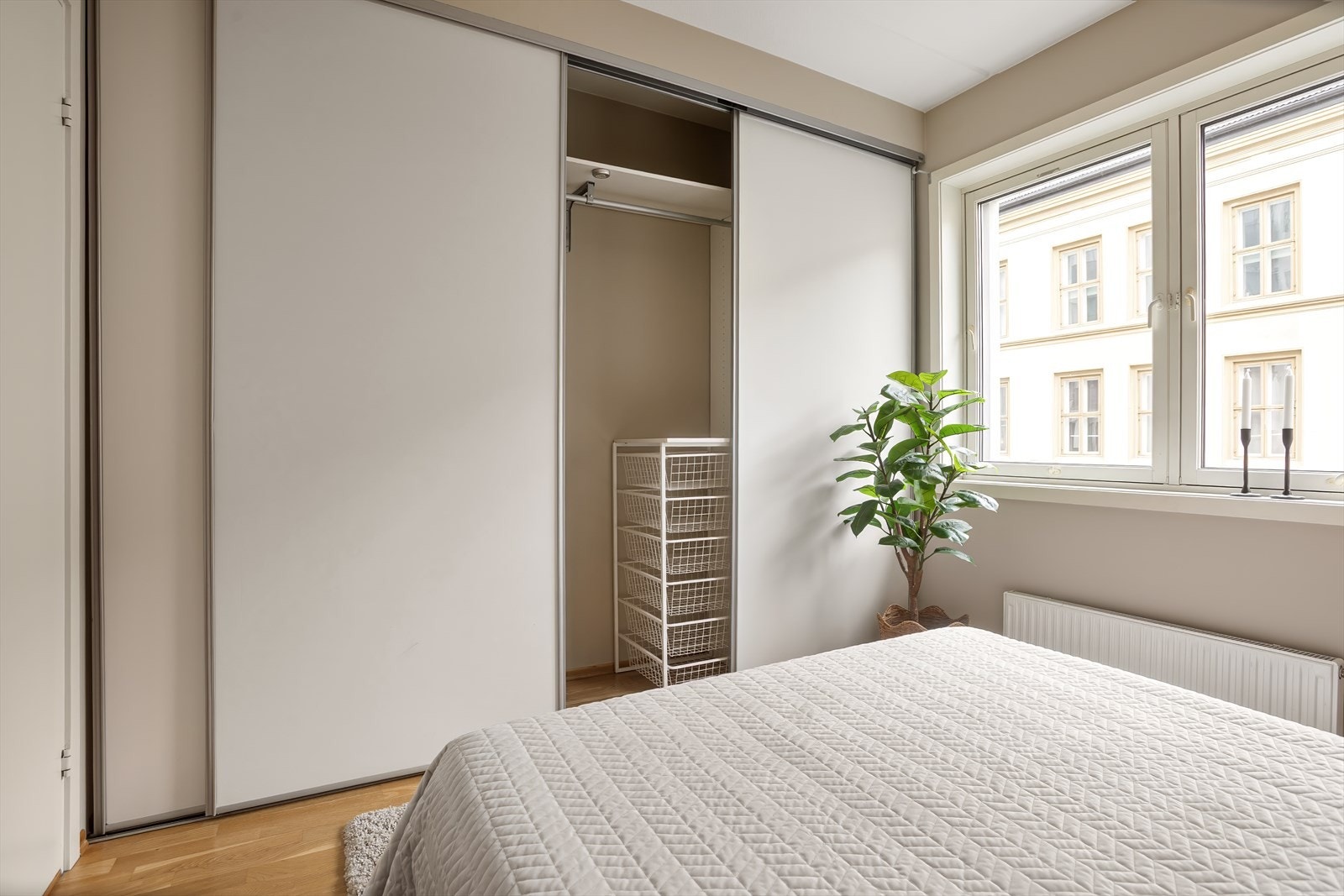 Praktisk og romslig skyvedørsgarderobe med masse oppbevaringsmuligheter Galleribilde