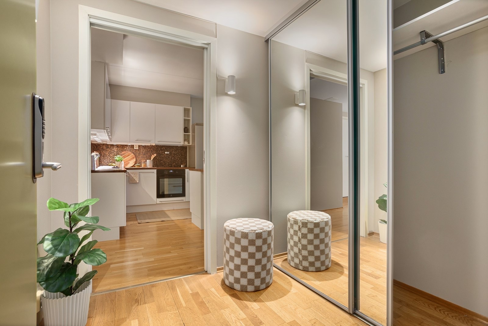 Romslig entrè med skyvedørsgarderobe Galleribilde